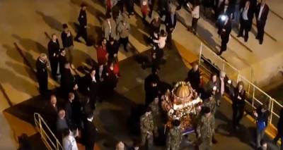 Ά&gamma;&iota;&omicron;&sigmaf; &Epsilon;&upsilon;&sigma;&tau;&rho;ά&tau;&iota;&omicron;&sigmaf;: &Pi;&epsilon;&rho;&iota;&phi;&omicron;&rho;ά &epsilon;&pi;&iota;&tau;&alpha;&phi;ί&omicron;&upsilon; &sigma;&tau;&omicron; &pi;&lambda;&omicron;ί&omicron; &tau;&eta;&sigmaf; &gamma;&rho;&alpha;&mu;&mu;ή&sigmaf; (video)