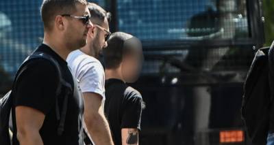 Ελεύθερος ο γιος του Σωκράτη Μάλαμα που επετέθη σε αστυνομικούς | «Η δράση φέρνει αντίδραση» λέει η μητέρα του