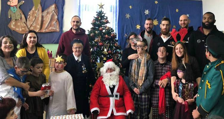 Ο Ήφαιστος Λήμνου πρόσφερε χαμόγελα και δώρα στους μαθητές του Ειδικού Σχολείου Καλλιθέας (photos)