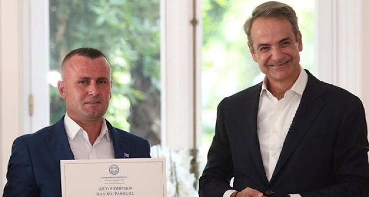 Ο Κυριάκος Μητσοτάκης τίμησε με πολιτογράφηση τον ήρωα που είχε βουτήξει στον Άραχθο για να σώσει τα δύο παιδιά