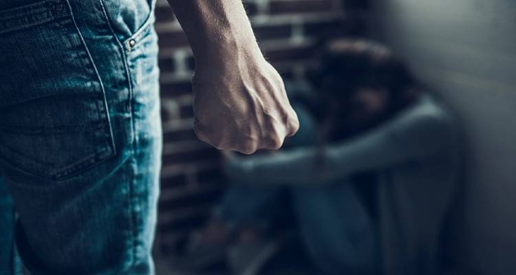Ή&theta;&epsilon;&lambda;&epsilon; &nu;&alpha; &beta;&iota;ά&sigma;&epsilon;&iota; &kappa;&alpha;&iota; &mu;&epsilon;&tau;ά &nu;&alpha; &sigma;&kappa;&omicron;&tau;ώ&sigma;&epsilon;&iota; &tau;&eta;&nu; &gamma;&upsilon;&nu;&alpha;ί&kappa;&alpha; &tau;&omicron;&upsilon; &sigma;&tau;&eta; &Theta;&epsilon;&sigma;&sigma;&alpha;&lambda;&omicron;&nu;ί&kappa;&eta; - &Pi;ώ&sigmaf; &tau;&eta;&nu; έ&sigma;&omega;&sigma;&alpha;&nu; &alpha;&sigma;&tau;&upsilon;&nu;&omicron;&mu;&iota;&kappa;&omicron;ί