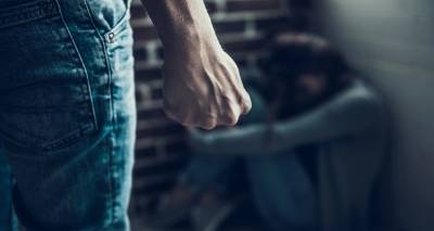 Ή&theta;&epsilon;&lambda;&epsilon; &nu;&alpha; &beta;&iota;ά&sigma;&epsilon;&iota; &kappa;&alpha;&iota; &mu;&epsilon;&tau;ά &nu;&alpha; &sigma;&kappa;&omicron;&tau;ώ&sigma;&epsilon;&iota; &tau;&eta;&nu; &gamma;&upsilon;&nu;&alpha;ί&kappa;&alpha; &tau;&omicron;&upsilon; &sigma;&tau;&eta; &Theta;&epsilon;&sigma;&sigma;&alpha;&lambda;&omicron;&nu;ί&kappa;&eta; - &Pi;ώ&sigmaf; &tau;&eta;&nu; έ&sigma;&omega;&sigma;&alpha;&nu; &alpha;&sigma;&tau;&upsilon;&nu;&omicron;&mu;&iota;&kappa;&omicron;ί