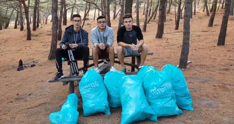 Μαθήματα ανθρωπιάς από 4 νέους της Μύρινας (video)