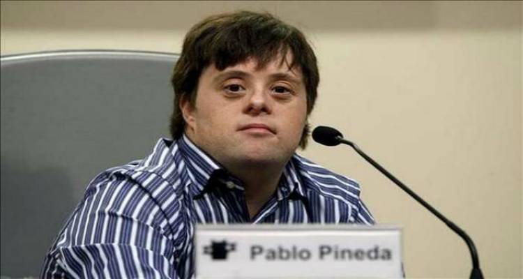 &Omicron; &pi;&rho;ώ&tau;&omicron;&sigmaf; &pi;&tau;&upsilon;&chi;&iota;&omicron;ύ&chi;&omicron;&sigmaf; &Pi;&alpha;&nu;&epsilon;&pi;&iota;&sigma;&tau;&eta;&mu;ί&omicron;&upsilon; &mu;&epsilon; &sigma;ύ&nu;&delta;&rho;&omicron;&mu;&omicron; Down, &mu;&iota;&lambda;ά&epsilon;&iota; &gamma;&iota;&alpha; &tau;&eta;&nu; &laquo;&kappa;&alpha;&theta;&upsilon;&sigma;&tau;&epsilon;&rho;&eta;&mu;έ&nu;&eta;&raquo; &kappa;&omicron;&iota;&nu;&omega;&nu;ί&alpha;