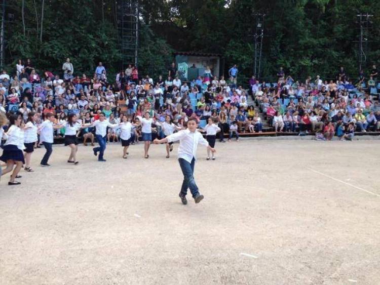 &Omicron;&iota; &mu;&omicron;&upsilon;&sigma;&iota;&kappa;έ&sigmaf; &kappa;&alpha;&iota; &omicron;&iota; &chi;&omicron;&rho;&omicron;ί &tau;&eta;&sigmaf; &Lambda;ή&mu;&nu;&omicron;&upsilon; &sigma;&tau;&omicron; &Epsilon;&upsilon;&rho;&iota;&pi;ί&delta;&epsilon;&iota;&omicron; &Theta;έ&alpha;&tau;&rho;&omicron;