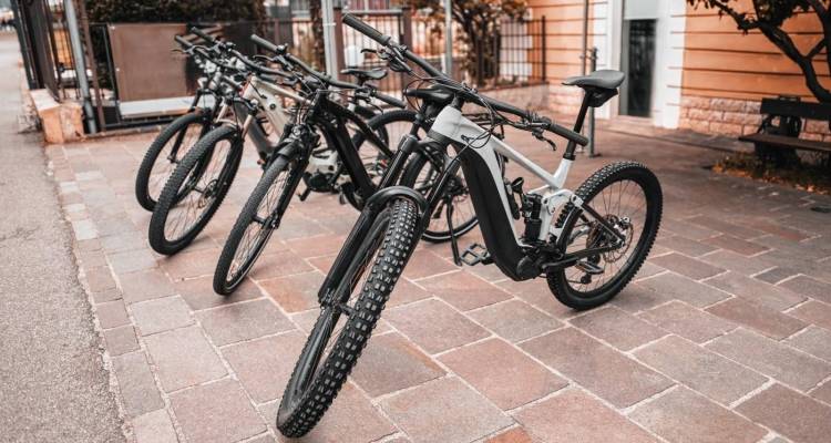 &Sigma;&tau;&alpha; &alpha;&zeta;ή&tau;&eta;&tau;&alpha; 2.200 &eta;&lambda;&epsilon;&kappa;&tau;&rho;&iota;&kappa;ά &pi;&omicron;&delta;ή&lambda;&alpha;&tau;&alpha; &sigma;&tau;&omicron;&nu; &Pi;&epsilon;&iota;&rho;&alpha;&iota;ά | &Pi;ό&tau;&epsilon; &beta;&gamma;&alpha;ί&nu;&omicron;&upsilon;&nu; &sigma;&tau;&omicron; &sigma;&phi;&upsilon;&rho;ί