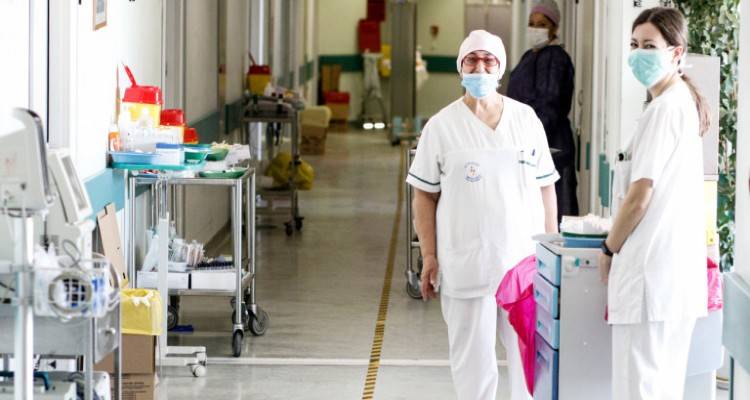 Κορωνοϊός: 2.401 τα κρούσματα στην Ελλάδα | Ποιες ηλικίες έχει επηρεάσει περισσότερο