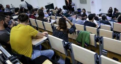 &Kappa;&omicron;&rho;&omega;&nu;&omicron;ϊό&sigmaf; - &Pi;&alpha;&nu;&epsilon;&pi;&iota;&sigma;&tau;ή&mu;&iota;&alpha;: &Sigma;&tau;&alpha; &alpha;&mu;&phi;&iota;&theta;έ&alpha;&tau;&rho;&alpha; &epsilon;&pi;&iota;&sigma;&tau;&rho;έ&phi;&omicron;&upsilon;&nu; &omicron;&iota; &phi;&omicron;&iota;&tau;&eta;&tau;έ&sigmaf; - &Pi;ώ&sigmaf; &theta;&alpha; &lambda;&epsilon;&iota;&tau;&omicron;&upsilon;&rho;&gamma;ή&sigma;&omicron;&upsilon;&nu; &tau;&alpha; &Alpha;&Epsilon;&Iota;