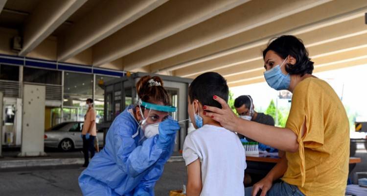 Κορωνοϊός: Ανησυχία για τα ορφανά κρούσματα, προβληματίζουν τα πανηγύρια | Σύσκεψη σήμερα στο Μαξίμου