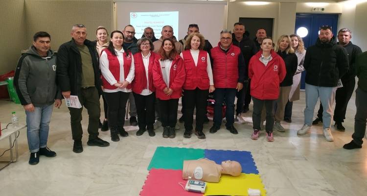 &Epsilon;&rho;&upsilon;&theta;&rho;ό&sigmaf; &Sigma;&tau;&alpha;&upsilon;&rho;ό&sigmaf; &Lambda;ή&mu;&nu;&omicron;&upsilon;: &Omicron;&lambda;&omicron;&kappa;&lambda;&eta;&rho;ώ&theta;&eta;&kappa;&epsilon; &mu;&epsilon; &epsilon;&pi;&iota;&tau;&upsilon;&chi;ί&alpha; &tau;&omicron; &sigma;&epsilon;&mu;&iota;&nu;ά&rho;&iota;&omicron; &Pi;&rho;ώ&tau;&omega;&nu; &Beta;&omicron;&eta;&theta;&epsilon;&iota;ώ&nu; &sigma;&tau;&eta;&nu; &alpha;ί&theta;&omicron;&upsilon;&sigma;&alpha; &laquo;&Gamma;&kappa;&alpha;&lambda;&iota;&omicron;ύ&rho;&eta;&raquo;