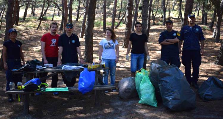 &Lambda;ή&mu;&nu;&omicron;&sigmaf;: &Phi;&omicron;&iota;&tau;&eta;&tau;έ&sigmaf; &kappa;&alpha;&iota; &Lambda;&iota;&mu;&epsilon;&nu;&alpha;&rho;&chi;&epsilon;ί&omicron; έ&nu;&omega;&sigma;&alpha;&nu; &tau;&iota;&sigmaf; &delta;&upsilon;&nu;ά&mu;&epsilon;&iota;&sigmaf; &tau;&omicron;&upsilon;&sigmaf; &kappa;&alpha;&iota; &kappa;&alpha;&theta;ά&rho;&iota;&sigma;&alpha;&nu; &tau;&omicron; ά&lambda;&sigma;&omicron;&sigmaf; &Alpha;&gamma;. &Nu;&iota;&kappa;&omicron;&lambda;ά&omicron;&upsilon; (photos)