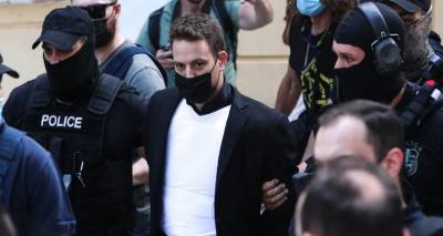 &Tau;&iota; &kappa;&alpha;&tau;έ&theta;&epsilon;&sigma;&epsilon; &omicron; &sigma;&upsilon;&zeta;&upsilon;&gamma;&omicron;&kappa;&tau;ό&nu;&omicron;&sigmaf; 17 &eta;&mu;έ&rho;&epsilon;&sigmaf; &mu;&epsilon;&tau;ά &tau;&eta; &delta;&omicron;&lambda;&omicron;&phi;&omicron;&nu;ί&alpha; &tau;&eta;&sigmaf; &Kappa;&alpha;&rho;&omicron;&lambda;ά&iota;&nu; &pi;&alpha;&rho;&iota;&sigma;&tau;ά&nu;&omicron;&nu;&tau;&alpha;&sigmaf; &tau;&omicron;&nu; &chi;&alpha;&rho;&omicron;&kappa;&alpha;&mu;έ&nu;&omicron; &sigma;ύ&zeta;&upsilon;&gamma;&omicron;