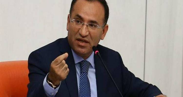 &Eta; &Alpha;&gamma;&kappa;&upsilon;&rho;&alpha; &alpha;&pi;&epsilon;&iota;&lambda;&epsilon;ί &xi;&alpha;&nu;ά &gamma;&iota;&alpha; &tau;&omicron;&upsilon;&sigmaf; &laquo;8&raquo;: &laquo;&Alpha;&pi;ό &epsilon;&delta;ώ &kappa;&alpha;&iota; &pi;έ&rho;&alpha; &theta;&alpha; &sigma;&alpha;&sigmaf; &phi;&epsilon;&rho;ό&mu;&alpha;&sigma;&tau;&epsilon; &tau;&omicron; ί&delta;&iota;&omicron;&raquo;