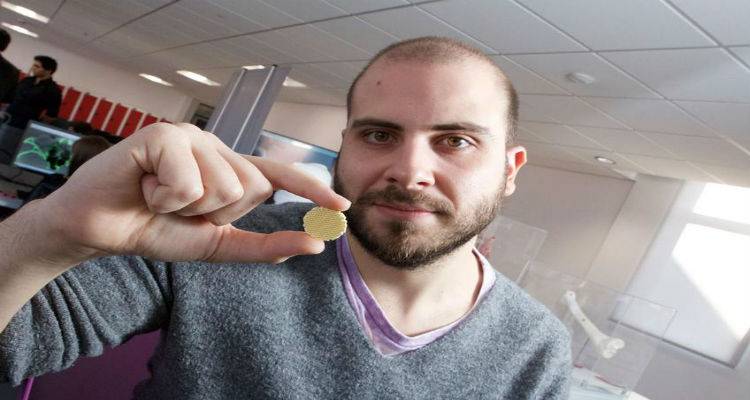 &Mu;&alpha;&nu;ώ&lambda;&eta;&sigmaf; &Pi;&alpha;&pi;&alpha;&sigma;&tau;&alpha;ύ&rho;&omicron;&upsilon;: &Omicron; &Lambda;&eta;&mu;&nu;&iota;ό&sigmaf; &delta;&eta;&mu;&iota;&omicron;&upsilon;&rho;&gamma;ό&sigmaf; &tau;&omega;&nu; 3D &omicron;&sigma;&tau;ώ&nu; &pi;&omicron;&upsilon; &epsilon;&xi;έ&pi;&lambda;&eta;&xi;&epsilon; &tau;&eta; &delta;&iota;&epsilon;&theta;&nu;ή &epsilon;&pi;&iota;&sigma;&tau;&eta;&mu;&omicron;&nu;&iota;&kappa;ή &kappa;&omicron;&iota;&nu;ό&tau;&eta;&tau;&alpha;