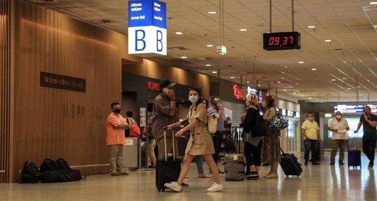 Κρούσματα κορωνοϊού: «Χαμηλές πτήσεις» στους τουρίστες | Παραμένει η «πυρκαγιά» στην Ξάνθη