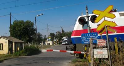 &Tau;&rho;&alpha;&gamma;&omega;&delta;ί&alpha; &sigma;&tau;&alpha; &Delta;&iota;&alpha;&beta;&alpha;&tau;ά: &Mu;&epsilon; &tau;&omicron;&upsilon;&sigmaf; &upsilon;&pi;έ&rho;&eta;&chi;&omicron;&upsilon;&sigmaf; &kappa;ύ&eta;&sigma;&eta;&sigmaf; &sigma;&tau;&alpha; &chi;έ&rho;&iota;&alpha; &eta; &nu;&epsilon;&kappa;&rho;ή έ&gamma;&kappa;&upsilon;&omicron;&sigmaf;
