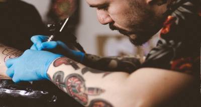 &Pi;&rho;ώ&tau;&eta; &phi;&omicron;&rho;ά tattoo; &Tau;&iota; &nu;&alpha; &kappa;ά&nu;&epsilon;&iota;&sigmaf; (&kappa;&alpha;&iota; &nu;&alpha; &mu;&eta;&nu; &kappa;ά&nu;&epsilon;&iota;&sigmaf;) &pi;&rho;&iota;&nu; &beta;&rho;&epsilon;&theta;&epsilon;ί&sigmaf; &sigma;&tau;&omicron; tattoo studio