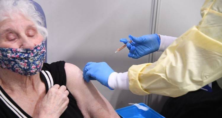 Βρετανία – Κορονοϊός: Συνεχίζονται με εντατικό ρυθμό οι εμβολιασμοί