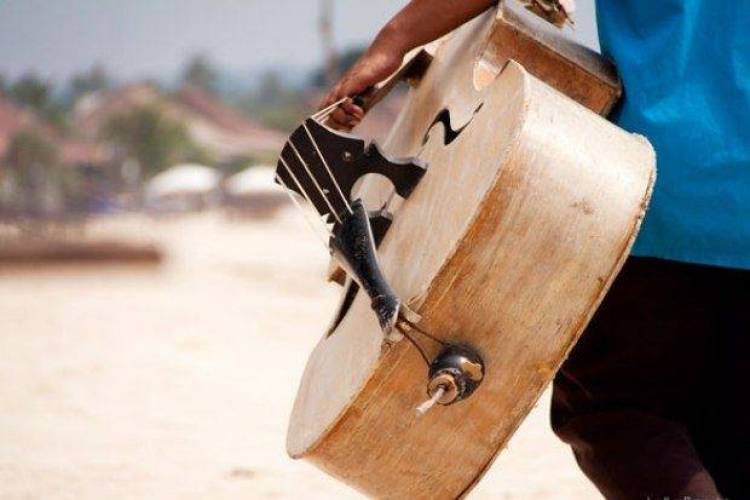 Κοντραμπάσο στην παραλία