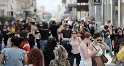 &Kappa;&omicron;&rho;&omega;&nu;&omicron;ϊό&sigmaf;: 4.026 &kappa;&rho;&omicron;ύ&sigma;&mu;&alpha;&tau;&alpha;, 9 &theta;ά&nu;&alpha;&tau;&omicron;&iota; &kappa;&alpha;&iota; 130 &delta;&iota;&alpha;&sigma;&omega;&lambda;&eta;&nu;&omega;&mu;έ&nu;&omicron;&iota;