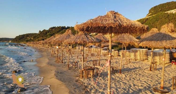 Ιδιοκτήτης επιχείρησης στη Χαλκιδική «ξήλωσε» 700 ξαπλώστρες και 300 ομπρέλες | Καταλάμβανε αυθαίρετα 2500 τ.μ