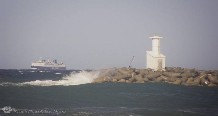 Δεμένο στο λιμάνι της Καβάλας και το «Ταξιάρχης»