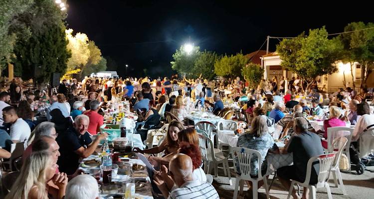 Είχε κόσμο, είχε κέφι, είχε χορό και καλοκαιρινό αντάμωμα το παραδοσιακό πανηγύρι της Μετ. του Σωτήρος στο Πεδινό  (photos)