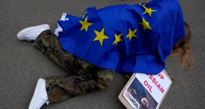 &Epsilon;&mu;&pi;ά&rho;&gamma;&kappa;&omicron; &sigma;&tau;&omicron; &rho;&omega;&sigma;&iota;&kappa;ό &pi;&epsilon;&tau;&rho;έ&lambda;&alpha;&iota;&omicron;: &Tau;&alpha; &delta;ύ&omicron; &sigma;&epsilon;&nu;ά&rho;&iota;&alpha; &pi;&omicron;&upsilon; &epsilon;&xi;&epsilon;&tau;ά&zeta;&epsilon;&iota; &eta; &Epsilon;&Epsilon; &gamma;&iota;&alpha; &nu;&alpha; &kappa;ά&mu;&psi;&epsilon;&iota; &tau;&iota;&sigmaf; &alpha;&nu;&tau;&iota;&rho;&rho;ή&sigma;&epsilon;&iota;&sigmaf; &tau;&eta;&sigmaf; &Omicron;&upsilon;&gamma;&gamma;&alpha;&rho;ί&alpha;&sigmaf;