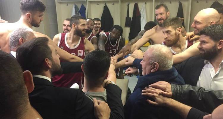 Η «οικογενειακή» φωτογραφία νίκης του Ηφαίστου (photo)