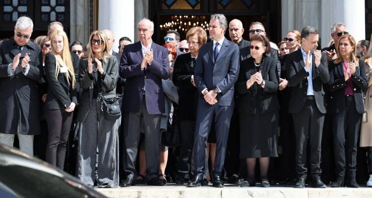 &Eta; &Epsilon;&lambda;&lambda;ά&delta;&alpha; &alpha;&pi;&omicron;&chi;&alpha;&iota;&rho;έ&tau;&eta;&sigma;&epsilon; &tau;&eta; &Mu;&alpha;&rho;&iota;&nu;έ&lambda;&lambda;&alpha;: Ή&tau;&alpha;&nu; ό&lambda;&omicron;&iota; &epsilon;&kappa;&epsilon;ί, &beta;&alpha;&theta;&iota;ά &sigma;&upsilon;&gamma;&kappa;&iota;&nu;&eta;&mu;έ&nu;&omicron;&iota; | &Omicron;&iota; &sigma;&upsilon;&gamma;&kappa;&lambda;&omicron;&nu;&iota;&sigma;&tau;&iota;&kappa;&omicron;ί &epsilon;&pi;&iota;&kappa;ή&delta;&epsilon;&iota;&omicron;&iota; &Alpha;&lambda;&epsilon;&xi;ί&omicron;&upsilon;-&Nu;&tau;&alpha;&lambda;ά&rho;&alpha;