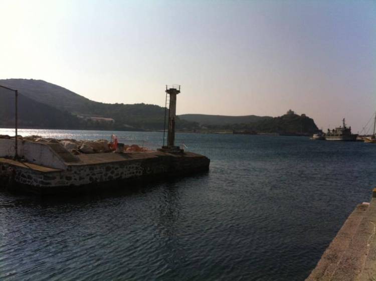 Ξεκινάει η αποκατάσταση των φάρων στο λιμάνι της Μύρινας