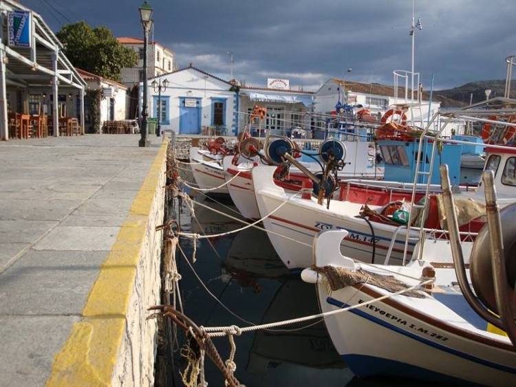 Αναβάλλονται προσωρινά οι εργασίες στην είσοδο του παλιού λιμανιού της Μύρινας