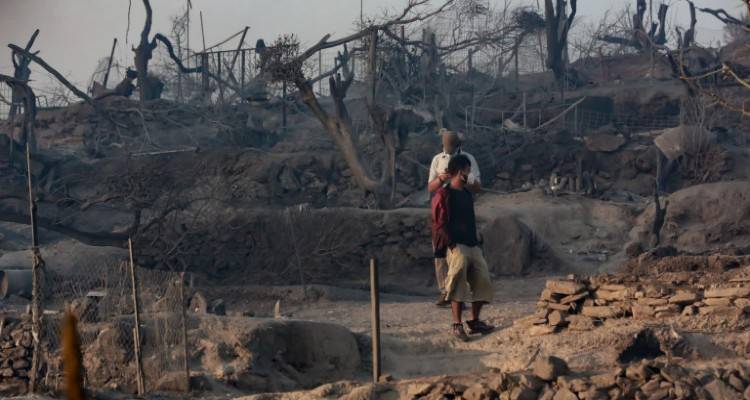 Φωτιά στη Μόρια: Ολική καταστροφή στο ΚΥΤ -Στο νησί σήμερα ο Σχοινάς, έφυγαν για Ευρώπη τα πρώτα ασυνόδευτα προσφυγόπουλα
