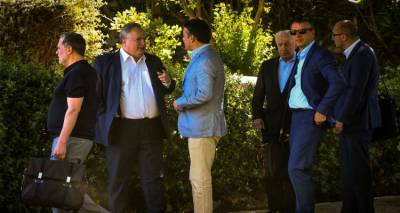 &Epsilon;&kappa;&nu;&epsilon;&upsilon;&rho;&iota;&sigma;&mu;ό&sigmaf; &alpha;&pi;ό &tau;&alpha; &laquo;&mu;&pi;&rho;&omicron;&sigmaf;-&pi;ί&sigma;&omega;&raquo; &tau;&omega;&nu; &Sigma;&kappa;&omicron;&pi;ί&omega;&nu; &gamma;&iota;&alpha; &tau;&eta; &sigma;&upsilon;&mu;&phi;&omega;&nu;ί&alpha;