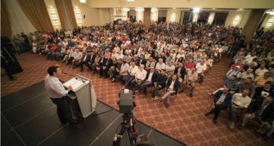 &Tau;&sigma;ί&pi;&rho;&alpha;&sigmaf; &alpha;&pi;ό &tau;&alpha; &Iota;&omega;ά&nu;&nu;&iota;&nu;&alpha;: &laquo;&Omicron; &pi;&rho;ό&epsilon;&delta;&rho;&omicron;&sigmaf; &tau;&eta;&sigmaf; &Nu;&Delta; &mu;&epsilon; &tau;&omicron; &kappa;ό&mu;&mu;&alpha; &tau;&omicron;&upsilon; &epsilon;ί&nu;&alpha;&iota; &epsilon;&kappa;&pi;&rho;ό&sigma;&omega;&pi;&omicron;&iota; &tau;&eta;&sigmaf; &kappa;&alpha;&theta;&upsilon;&sigma;&tau;έ&rho;&eta;&sigma;&eta;&sigmaf;&raquo;
