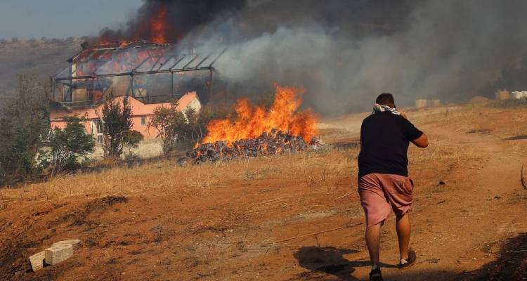 Μεγάλη φωτιά στην Κερατέα, σπίτια έχουν παραδοθεί στις φλόγες | Μπαράζ 112, εκκενώνεται και η Παλαιά Φώκαια