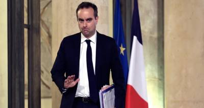 &Pi;&alpha;&rho;&alpha;&iota;&tau;ή&theta;&eta;&kappa;&epsilon; &omicron; &Gamma;ά&lambda;&lambda;&omicron;&sigmaf; &pi;&rho;&omega;&theta;&upsilon;&pi;&omicron;&upsilon;&rho;&gamma;ό&sigmaf; &Lambda;&epsilon;&kappa;&omicron;&rho;&nu;ί -&Pi;έ&phi;&tau;&epsilon;&iota; &xi;&alpha;&nu;ά &eta; &kappa;&upsilon;&beta;έ&rho;&nu;&eta;&sigma;&eta;