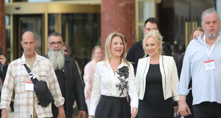 &Mu;&alpha;&rho;ί&alpha; &Kappa;&alpha;&rho;&upsilon;&sigma;&tau;&iota;&alpha;&nu;&omicron;ύ: &Pi;&omicron;&iota;&omicron;&iota; &pi;ή&gamma;&alpha;&nu; &sigma;&tau;&eta;&nu; &pi;&alpha;&rho;&omicron;&upsilon;&sigma;ί&alpha;&sigma;&eta; &tau;&omicron;&upsilon; &kappa;ό&mu;&mu;&alpha;&tau;&omicron;&sigmaf;, &omicron; &Psi;&omega;&mu;&iota;ά&delta;&eta;&sigmaf;, &omicron; &gamma;&iota;&omicron;&sigmaf; &tau;&eta;&sigmaf; &Beta;&alpha;&sigma;&iota;&lambda;&iota;&kappa;ή&sigmaf; &Theta;ά&nu;&omicron;&upsilon; -&Pi;&omicron;&iota;&alpha; ή&tau;&alpha;&nu; &eta; &xi;&alpha;&nu;&theta;&iota;ά &gamma;&upsilon;&nu;&alpha;ί&kappa;&alpha; &delta;ί&pi;&lambda;&alpha; &tau;&eta;&sigmaf;