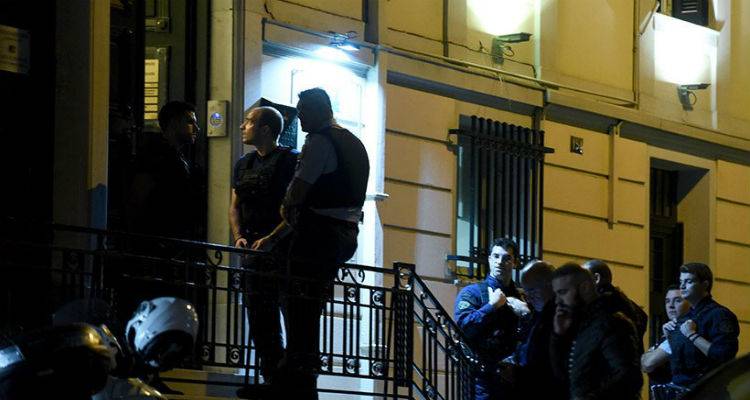 &Delta;&omicron;&lambda;&omicron;&phi;&omicron;&nu;ί&alpha; &Zeta;&alpha;&phi;&epsilon;&iota;&rho;ό&pi;&omicron;&upsilon;&lambda;&omicron;&upsilon;: &Sigma;&tau;&iota;&sigmaf; &phi;&upsilon;&lambda;&alpha;&kappa;έ&sigmaf; &Kappa;&omicron;&rho;&upsilon;&delta;&alpha;&lambda;&lambda;&omicron;ύ &alpha;&nu;&alpha;&zeta;&eta;&tau;&omicron;ύ&nu; &tau;&omicron;&upsilon;&sigmaf; &eta;&theta;&iota;&kappa;&omicron;ύ&sigmaf; &alpha;&upsilon;&tau;&omicron;&upsilon;&rho;&gamma;&omicron;ύ&sigmaf;