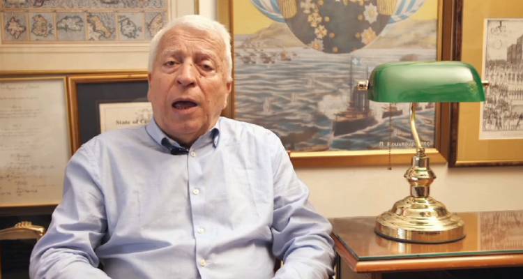 Ο Κώστας Μουτζούρης αυτοσυστήνεται (video)