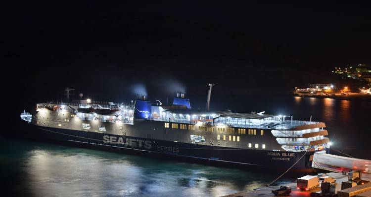 Aqua Blue: Η απεργία της ΠΝΟ κρατάει δεμένο το πλοίο