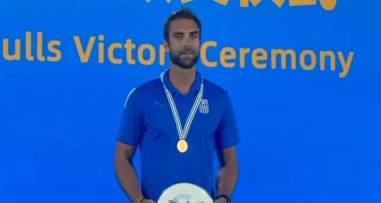 Η απονομή του χρυσού μεταλλίου στον Στέφανο Ντούσκο και η ανάκρουση του Εθνικού Ύμνου [βίντεο]