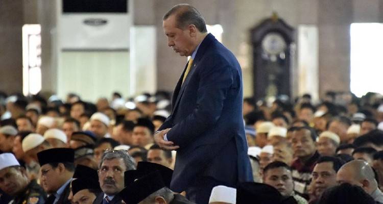 Προκλητικός ξανά ο Ερντογάν: Προσκύνημα και ανάγνωση προσευχής στην Αγία Σοφία