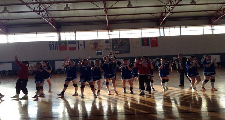 &Mu;&epsilon; &tau;&omicron; &delta;&epsilon;&xi;ί &eta; &Epsilon;&theta;&nu;&iota;&kappa;ή &Nu;&epsilon;&alpha;&nu;ί&delta;&omega;&nu; &Chi;ά&nu;&tau;&mu;&pi;&omicron;&lambda; &sigma;&tau;&eta; &Lambda;ή&mu;&nu;&omicron; | &Epsilon;&pi;&iota;&kappa;&rho;ά&tau;&eta;&sigma;&epsilon; 32-16 &tau;&omicron;&upsilon; &Iota;&sigma;&rho;&alpha;ή&lambda; (photos)