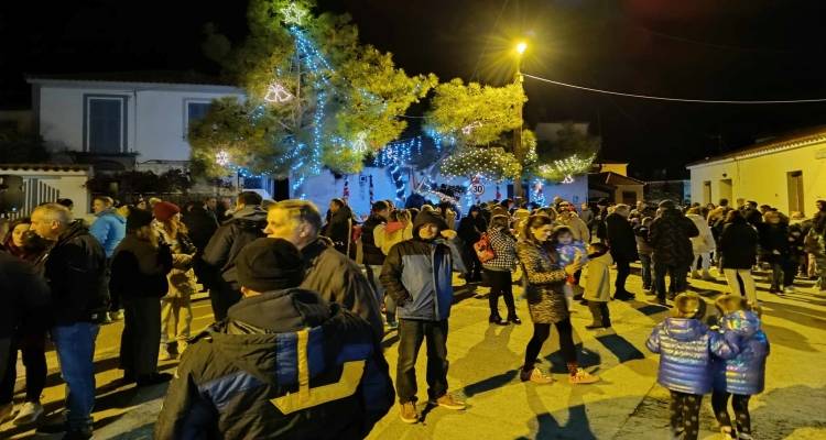 Η πλατεία του Βάρους φωτίζεται και υποδέχεται την ομορφότερη περίοδο του χρόνου