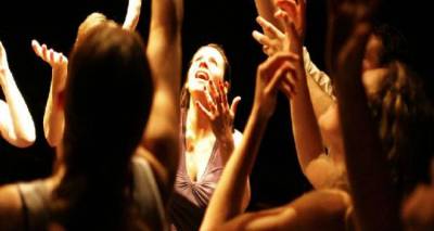 &Tau;&omicron; &delta;&eta;&mu;&omicron;&psi;ή&phi;&iota;&sigma;&mu;&alpha; "&xi;&epsilon;&sigma;&pi;&iota;&tau;ώ&nu;&epsilon;&iota;" &tau;&omicron; &Theta;&epsilon;&alpha;&tau;&rho;&iota;&kappa;ό &Epsilon;&rho;&gamma;&alpha;&sigma;&tau;ή&rho;&iota; &tau;&eta;&sigmaf; &Lambda;ή&mu;&nu;&omicron;&upsilon;