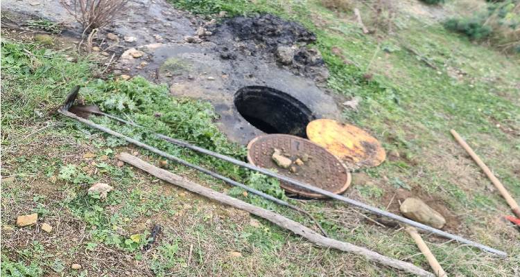 Βούλωσε η κεντρική αποχέτευση στη Δάφνη | &quot;Προσοχή στα μωρομάντηλα!&quot;