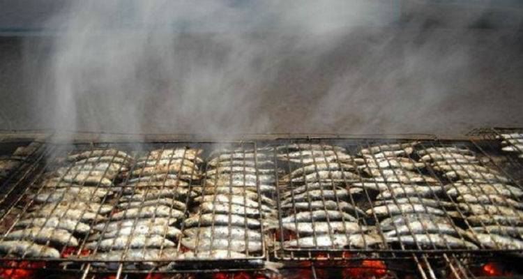 H &Gamma;&iota;&omicron;&rho;&tau;ή &tau;&eta;&sigmaf; &Sigma;&alpha;&rho;&delta;έ&lambda;&alpha;&sigmaf; &epsilon;&pi;&iota;&sigma;&tau;&rho;έ&phi;&epsilon;&iota; &sigma;&tau;&omicron; &Mu;&omicron;ύ&delta;&rho;&omicron;