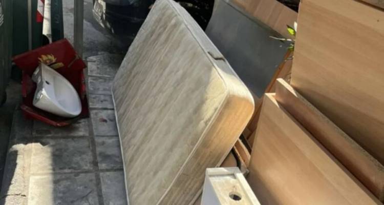 Θεσσαλονίκη: Πρόστιμο 500 ευρώ σε δημότη που πέταξε στο πεζοδρόμιο από στρώμα μέχρι νεροχύτη