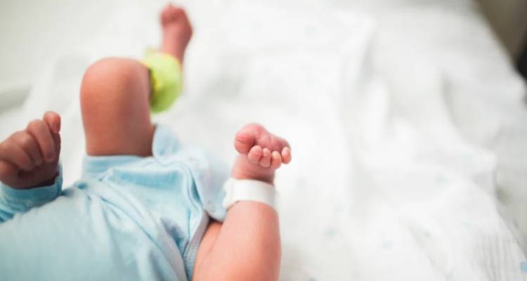 &Pi;ά&tau;&rho;&alpha;: &Epsilon;&lambda;&epsilon;ύ&theta;&epsilon;&rho;&eta; &eta; &mu;&eta;&tau;έ&rho;&alpha; &tau;&omicron;&upsilon; &beta;&rho;έ&phi;&omicron;&upsilon;&sigmaf; 7 &mu;&eta;&nu;ώ&nu; | &Delta;&epsilon;&nu; έ&delta;&epsilon;&iota;&xi;&epsilon; ί&chi;&nu;&eta; &kappa;&alpha;&kappa;&omicron;&pi;&omicron;ί&eta;&sigma;&eta;&sigmaf; &eta; &iota;&alpha;&tau;&rho;&omicron;&delta;&iota;&kappa;&alpha;&sigma;&tau;&iota;&kappa;ή &epsilon;&xi;έ&tau;&alpha;&sigma;&eta;